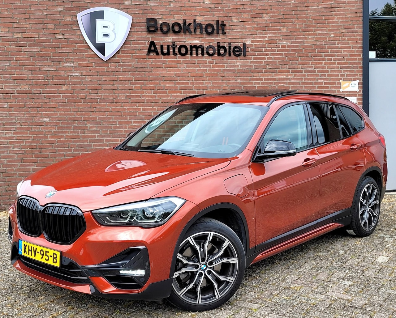 BMW X1 - XDrive25e Pano, HUD, Cam, Trekhaak, Keyless (Sunset Orange Metallic) - AutoWereld.nl