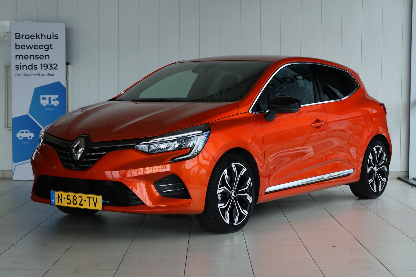 Renault Clio - 1.6 E-Tech Hybrid 140 Intens | Cruise Control | 360 Camera | Trekhaak | Navi | Carplay | C - AutoWereld.nl