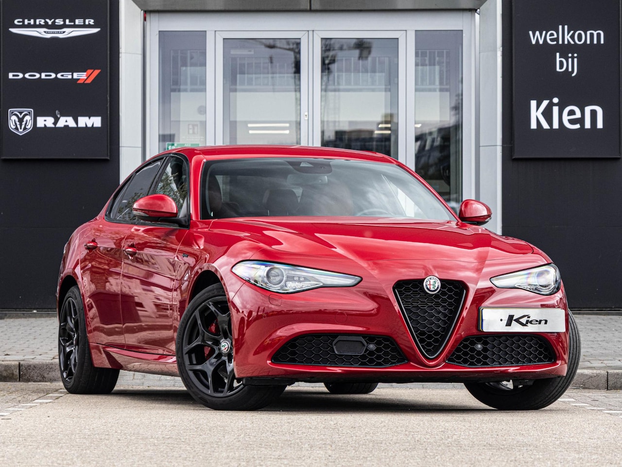 Alfa Romeo Giulia - 2.0T Sprint | Veloce Interieur | Schakelflippers | Adaptive Cruise Control | Stoel- & stuu - AutoWereld.nl