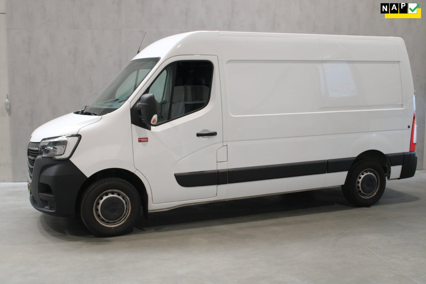 Renault Master - T35 2.3 dCi 135 L2H2 Comfort Camera/Navi Zeer nette bus - AutoWereld.nl