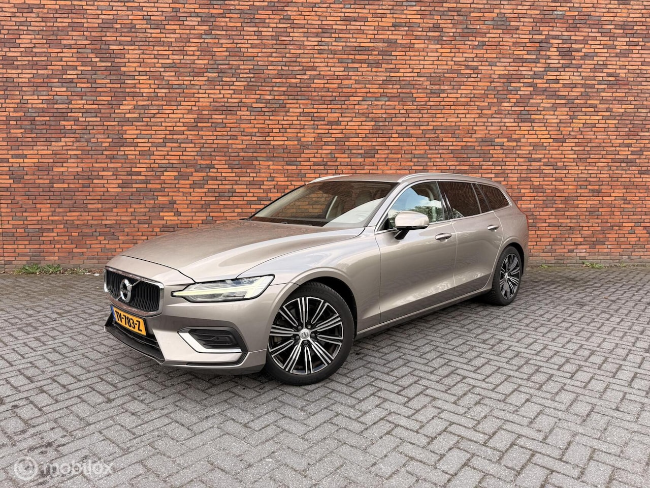 Volvo V60 - 2.0 T5 Inscription Carplay Dealer Trekhaak - AutoWereld.nl