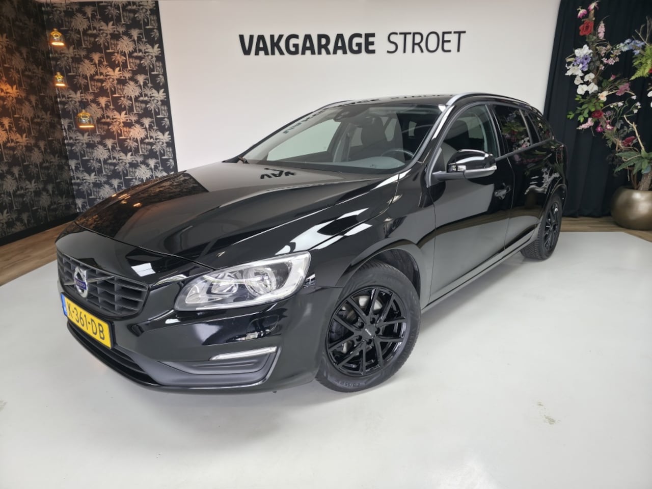 Volvo V60 - 2.0 T3 Kin. | cruise | led | verw.stoelen + bank | connect | brt - AutoWereld.nl