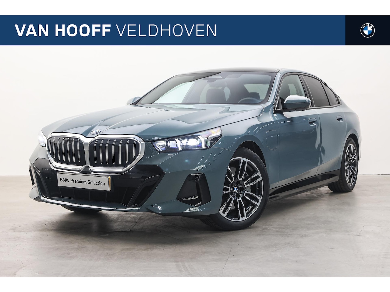 BMW 5-serie - 550e xDrive M Sport Automaat / Panoramadak / Achteruitrijcamera / Adaptieve LED / Harman-K - AutoWereld.nl