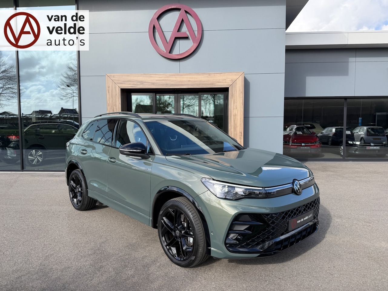 Volkswagen Tiguan - 1.5 eHybrid R-Line | Black line | 360 Camera | Trekhaak | Dode hoek | IQ light | Elek. kle - AutoWereld.nl