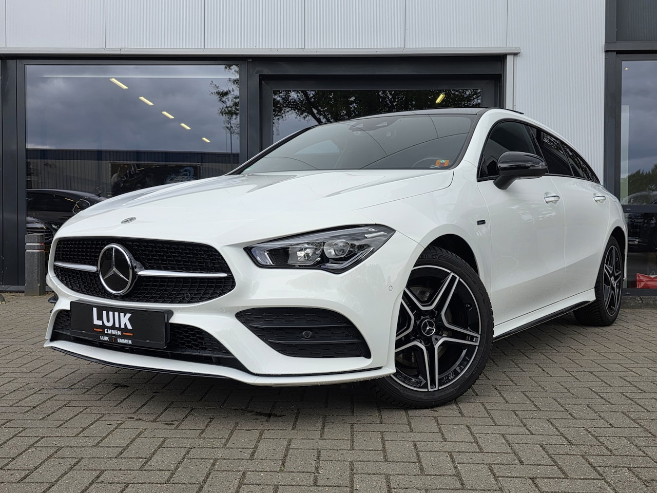 Mercedes-Benz CLA-klasse Shooting Brake - 250 e AMG Line + PANO DAK + KEYLESS + CAMERA + LED - AutoWereld.nl