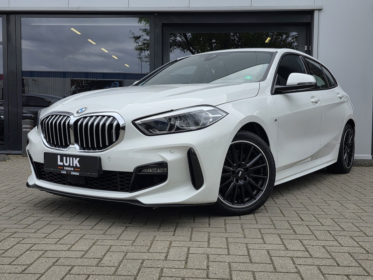 BMW 1-serie - 118i High Executive + M-SPORT + KUIPSTOELEN + DIG DASHBOARD + LED - AutoWereld.nl