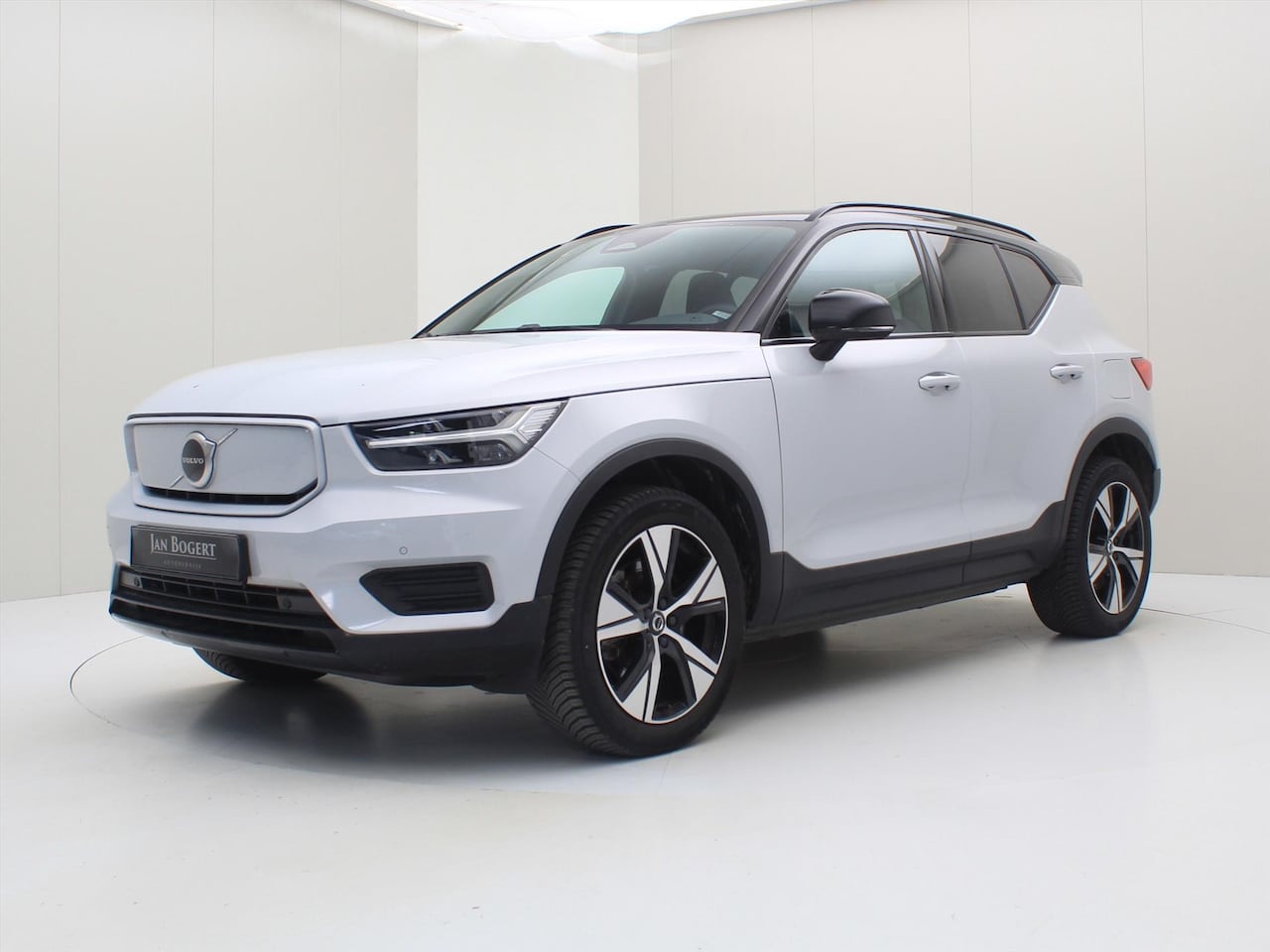 Volvo XC40 - Recharge Core 70 kWh Single Motor 231pk 93% SoH [ CARPLAY+CAMERA+NAVI+19 INCH ] - AutoWereld.nl