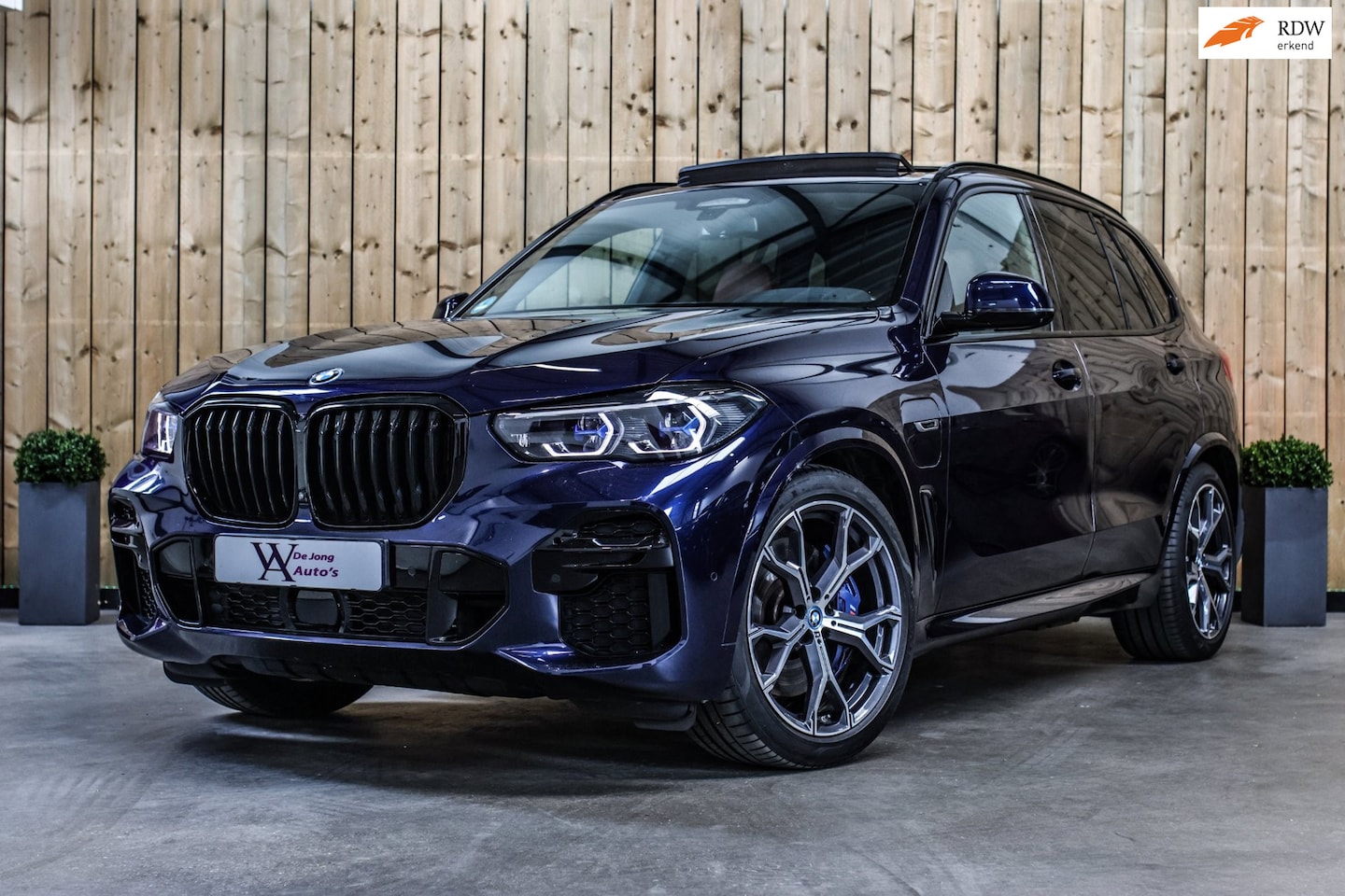 BMW X5 - XDrive45e M-Sport *Pano*H/K*Massage*4-Wiel besturing*Laser*Trekhaak* - AutoWereld.nl