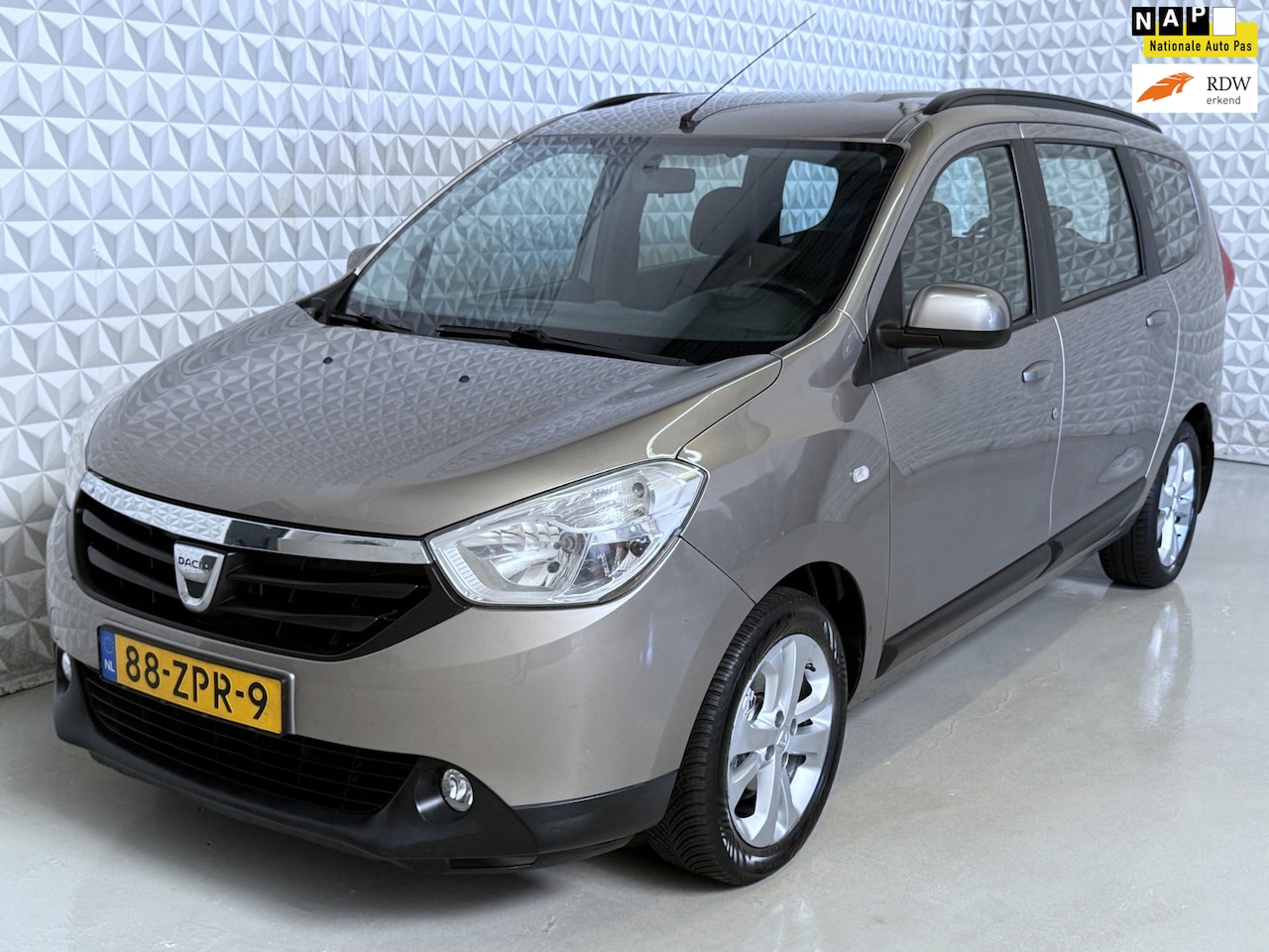 Dacia Lodgy - 1.2 TCe Prestige / EXPORT PRIJS EX BPM! (2013) - AutoWereld.nl