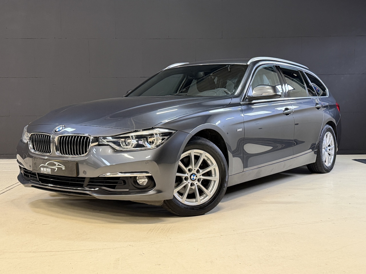BMW 3-serie Touring - 318i High Executive Automaat | Leder | Stoelverwarming | Full LED | Navi | PDC V+A - AutoWereld.nl