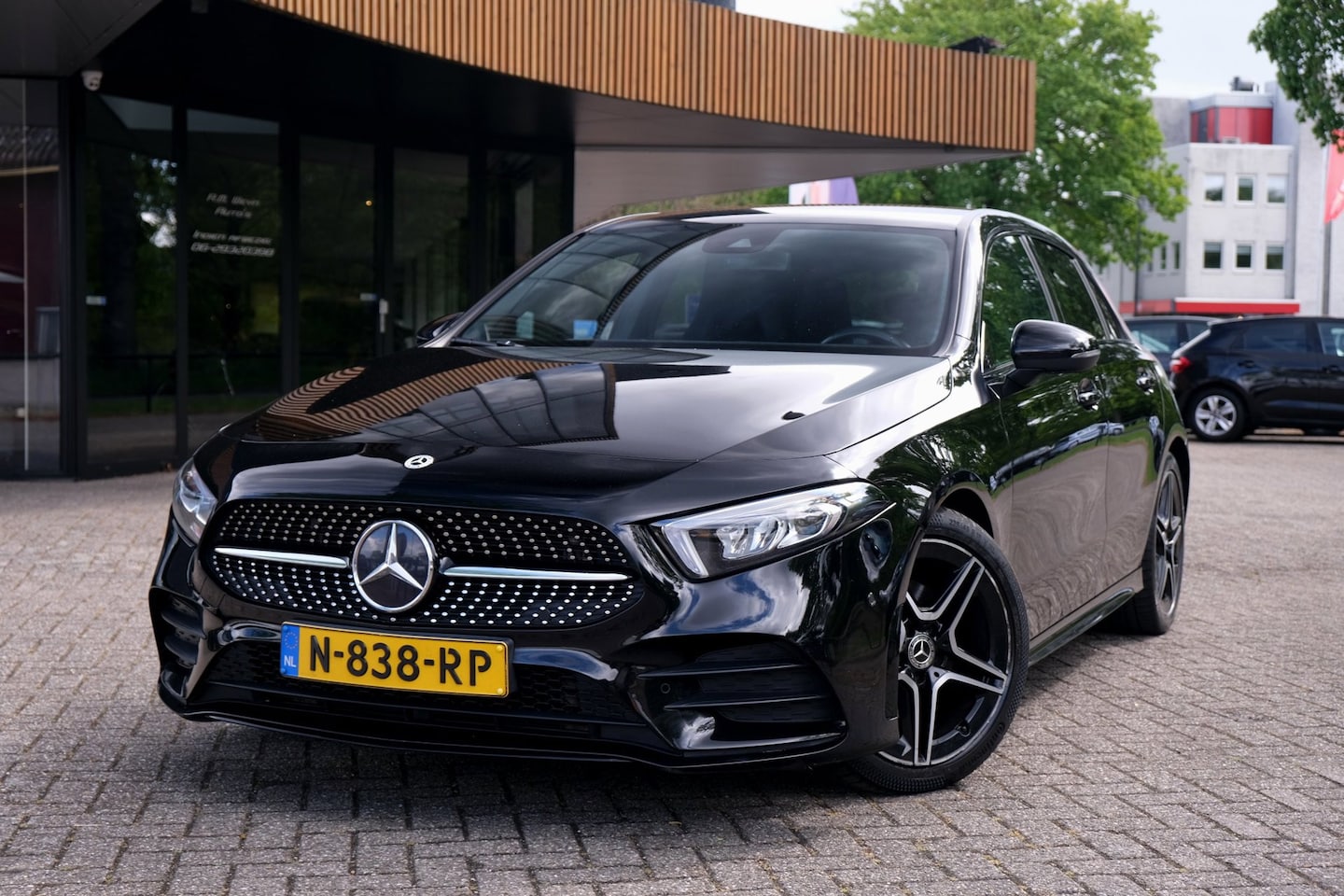 Mercedes-Benz A-klasse - 180 Business Solution AMG|Rijklaar!|Widescreen|Ambient LED|Camera|Stoelverwarming|Carplay - AutoWereld.nl