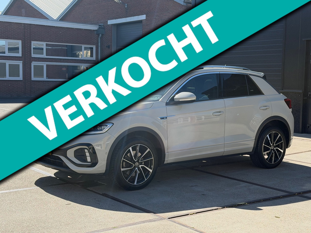 Volkswagen T-Roc - 1.5 TSI 3x R-Line Auto Pano Camera Trekhaak - AutoWereld.nl