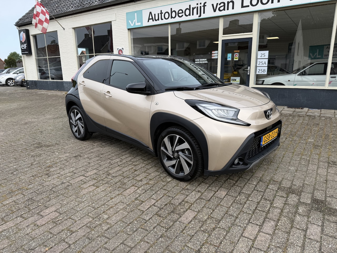 Toyota Aygo X - 1.0 VVT-i S-CVT Premium Stoelverwarming, Navigatiesysteem - AutoWereld.nl