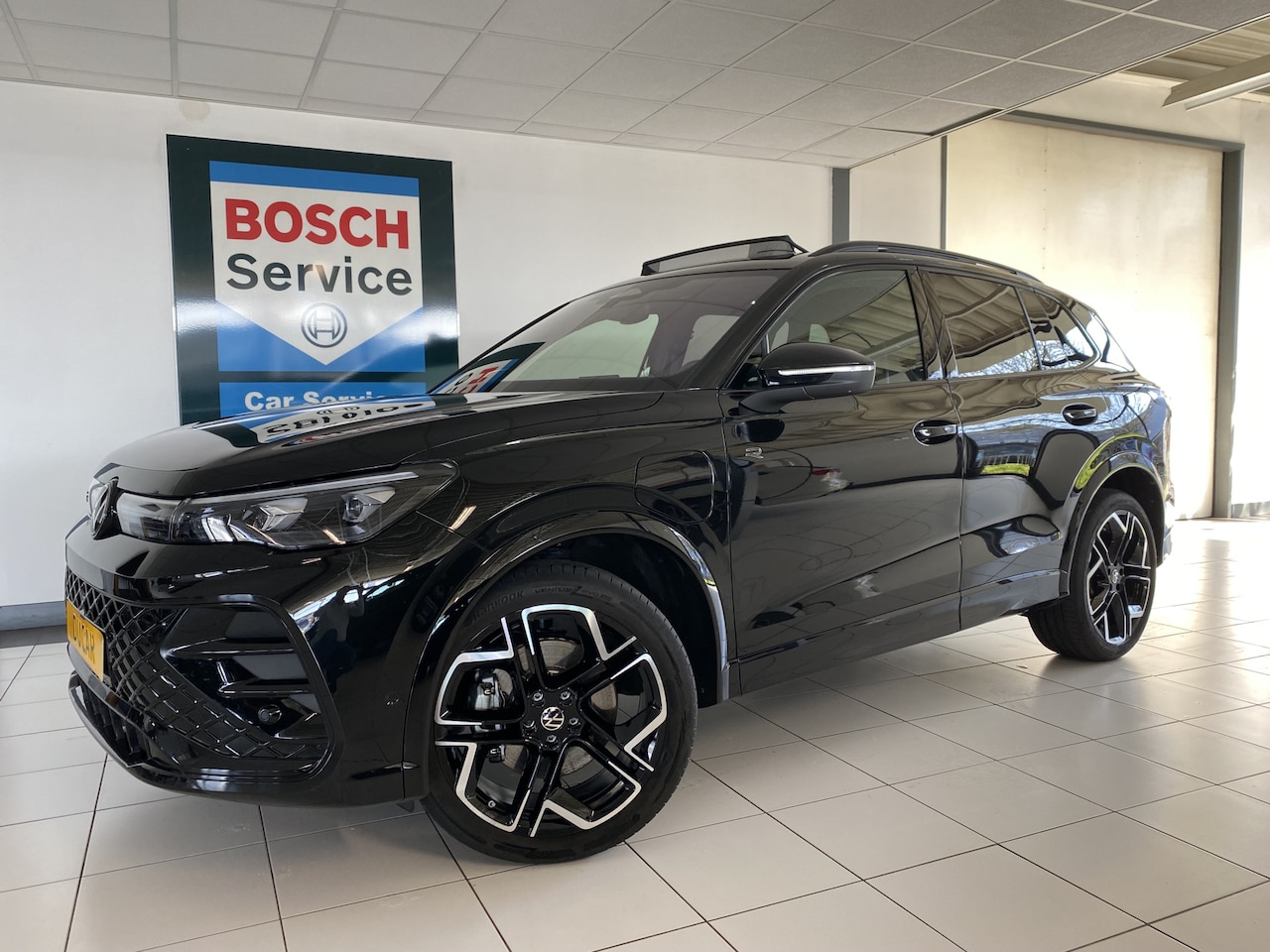 Volkswagen Tiguan - 1.5 eHybrid R-Line Edition 272 PK panoramadak ,  headup , Leer ,/massage stoel - AutoWereld.nl