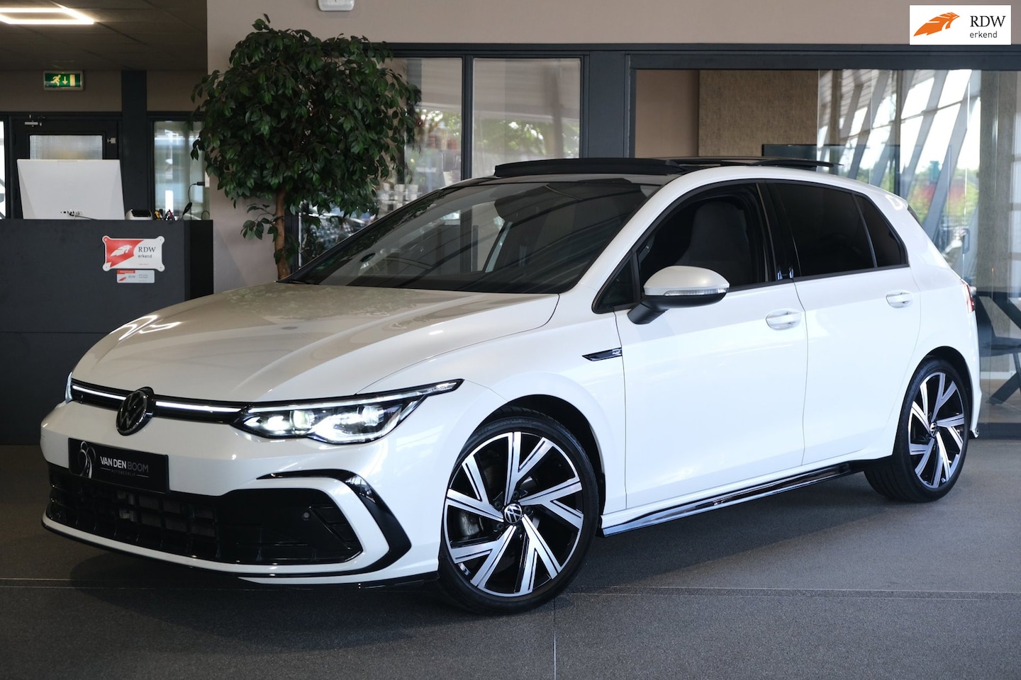 Volkswagen Golf - 8 1.5 eTSI R-Line DSG Pano Navi Acc Pdc Cam IQ Led - AutoWereld.nl