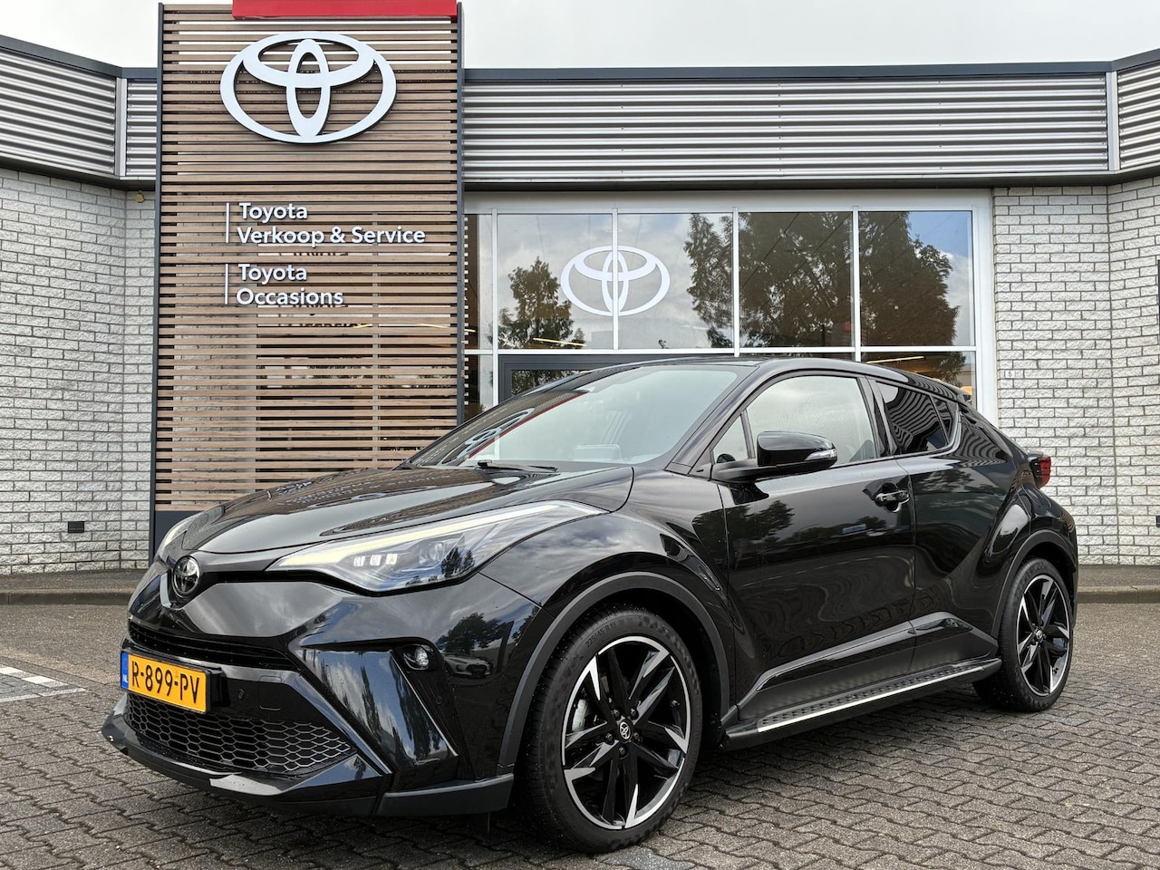 Toyota C-HR - 2.0 HYBRID GR-SPORT PREMIUM PACK JBL-AUDIO TREEPLANKEN BLIND-SPOT PARK-SENSOREN EL-STOEL S - AutoWereld.nl