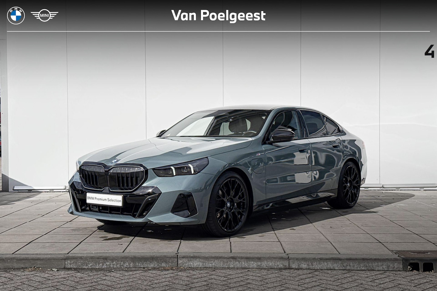 BMW 5-serie - Sedan 550e xDrive M-Sport Pro / Glazendak / 21 Inch / Driving Assistant Plus / Parking Ass - AutoWereld.nl
