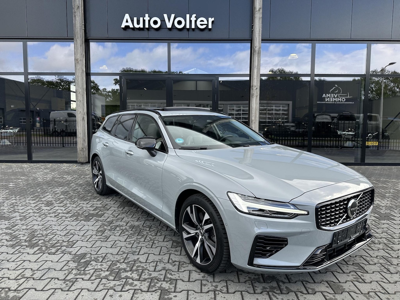 Volvo V60 - 2.0 T8 Plug-in hybrid AWD Ultra Dark B&W|hud|pano|trekhaak|360 - AutoWereld.nl
