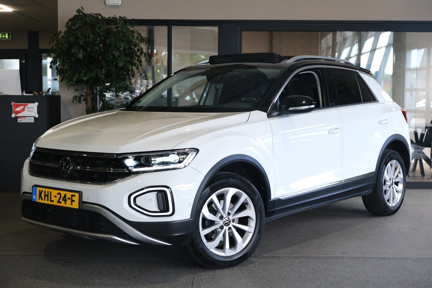 Volkswagen T-Roc - 1.5 TSI Life 150PK DSG Pano IQ Led Leder Cam - AutoWereld.nl
