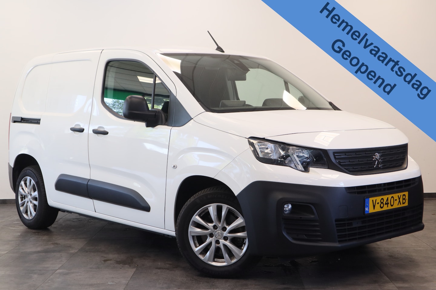 Peugeot Partner - 1.6 BlueHDI Asphalt Cruise control Carplay Surround rear vision Camera Navi NAP! * Hemelva - AutoWereld.nl