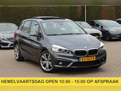 BMW 2-serie Active Tourer - 220i High Executive / Trekhaak / Panoramadak / Navigatie / 18'' / Stoelverwarming / Cruise