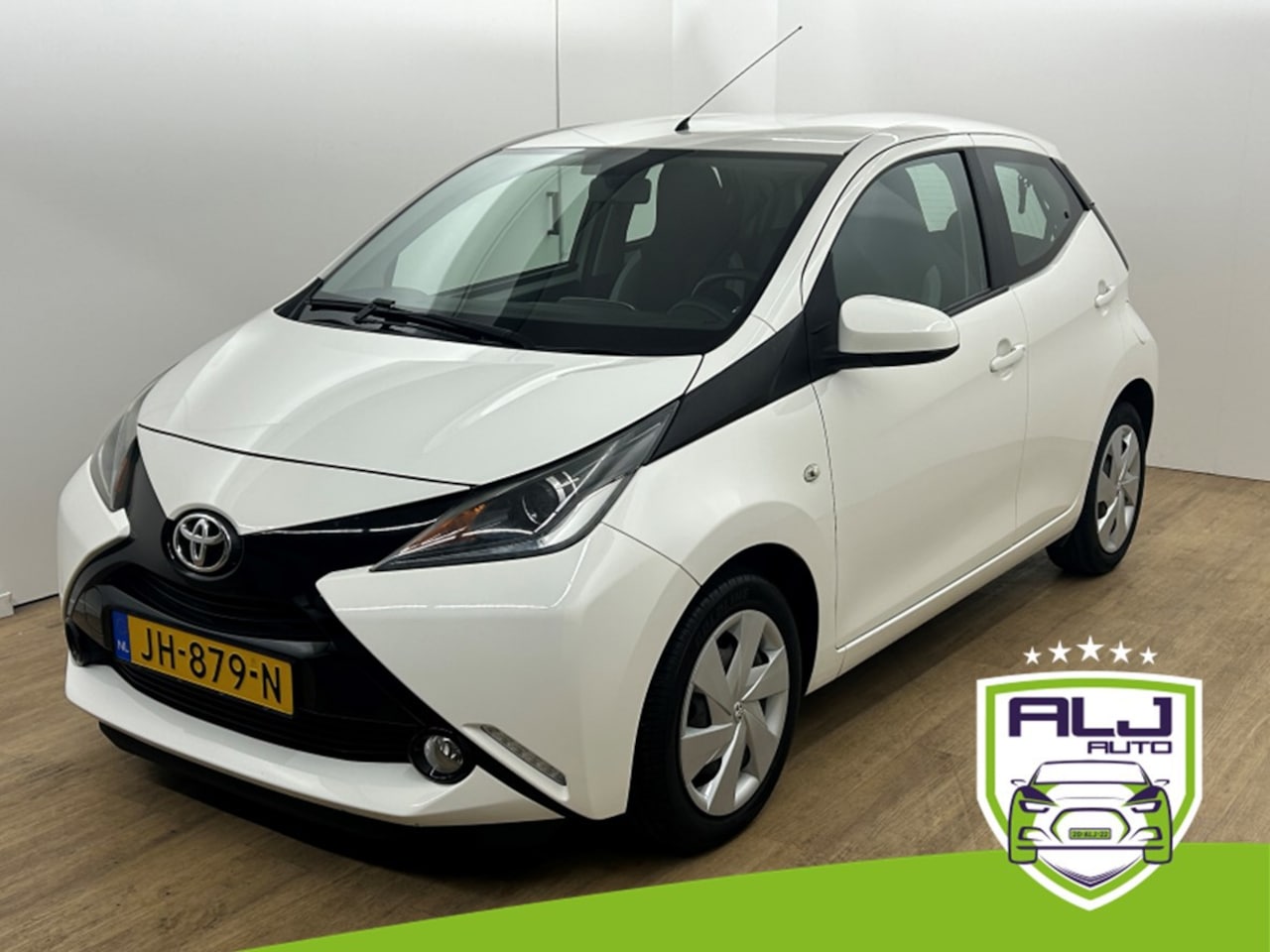 Toyota Aygo - Occasion 1.0 VVT-i x-play |Wit | Tweedehands Toyota Aygo | Airco | Achteruitrijcamera | Bl - AutoWereld.nl