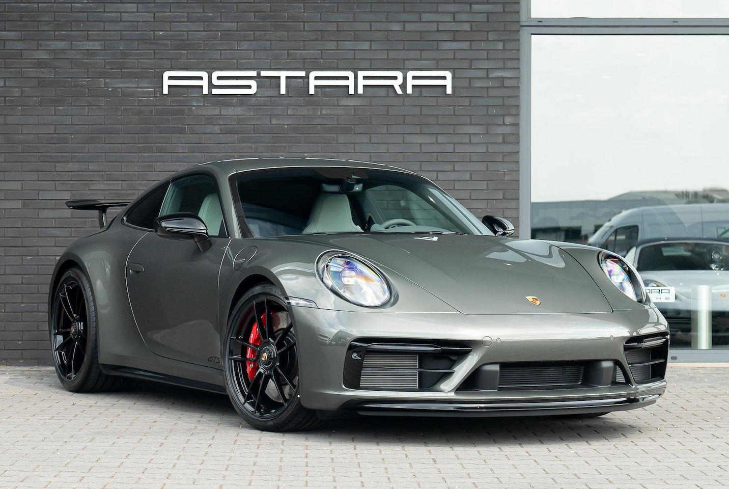 Porsche 911 - 3.0 Carrera GTS | Aeropakket | Aventuringroen - AutoWereld.nl