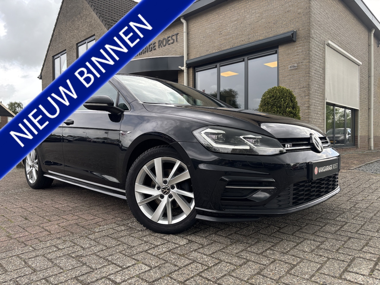 Volkswagen Golf Variant - 1.5 eTSI R-Line Automaat Panoramadak / Trekhaak / Full LED - AutoWereld.nl