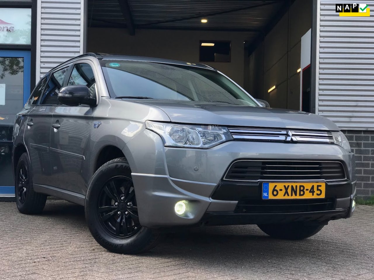 Mitsubishi Outlander - 2.0 PHEV Business Edition|Trekhaak|Navi|Camera|Keyless - AutoWereld.nl