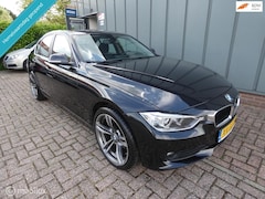 BMW 3-serie - 318d High Executive AIRCO//NAVI//CRUISE//STOELVERWARMING//CV+AB