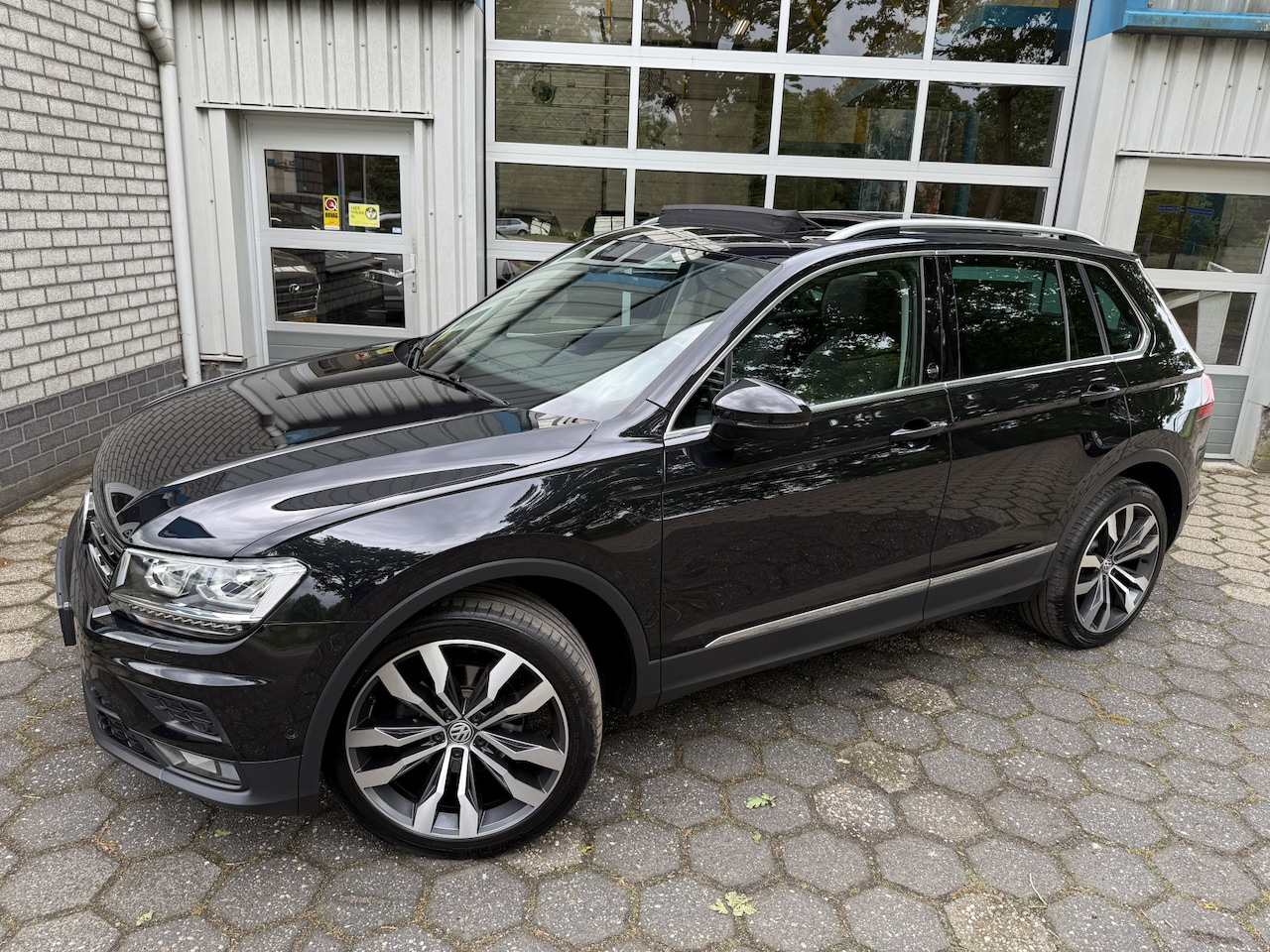 Volkswagen Tiguan - 1.4 TSI 4Motion Highline / Panoramadak / Virtual display / Trekhaak - AutoWereld.nl