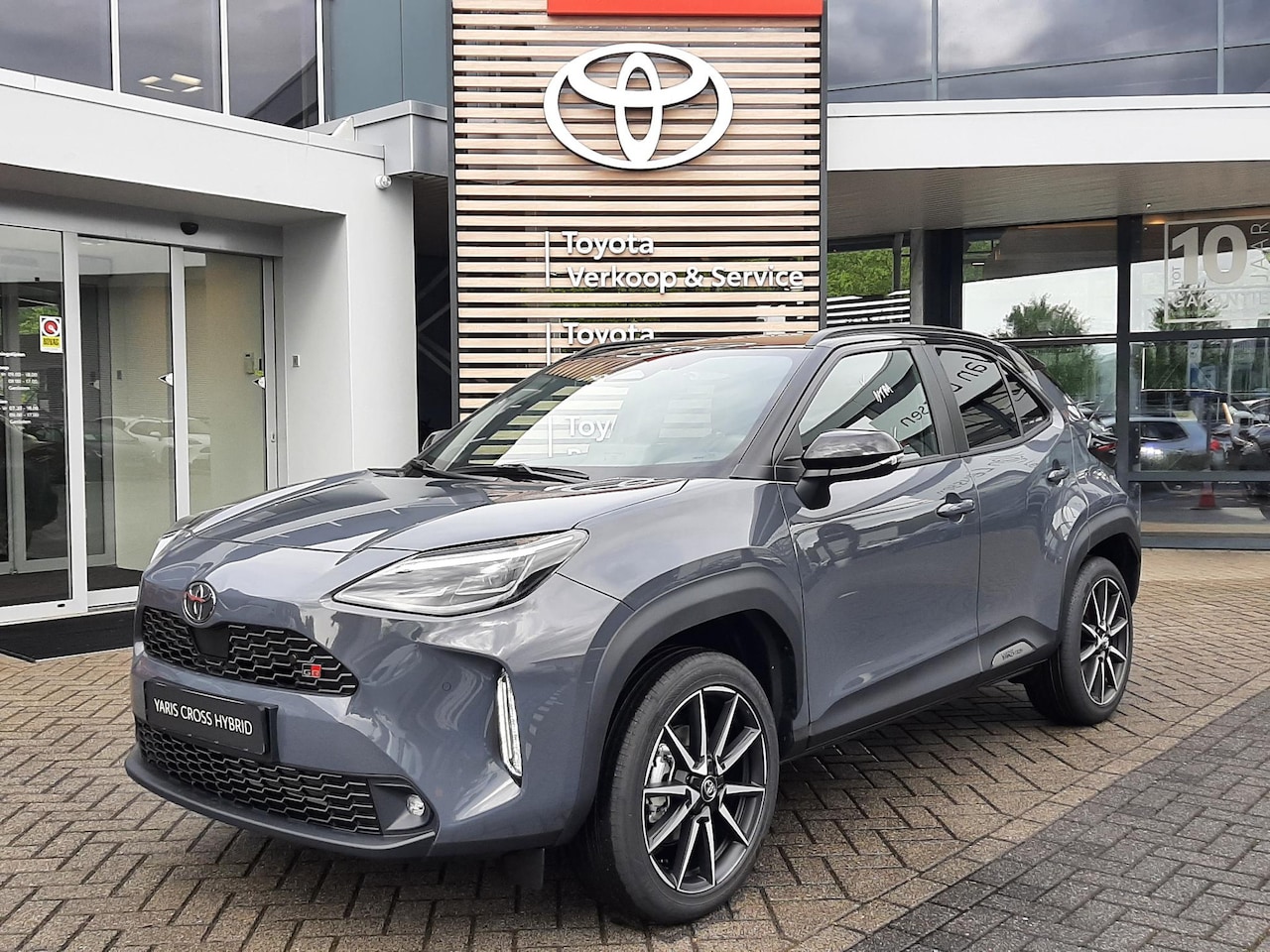Toyota Yaris Cross - 1.5 Hybrid 130 GR SPORT NIEUW DIRECT LEVERBAAR PANODAK JBL-AUDIO HEAD-UP PARK-SENSOREN BLI - AutoWereld.nl