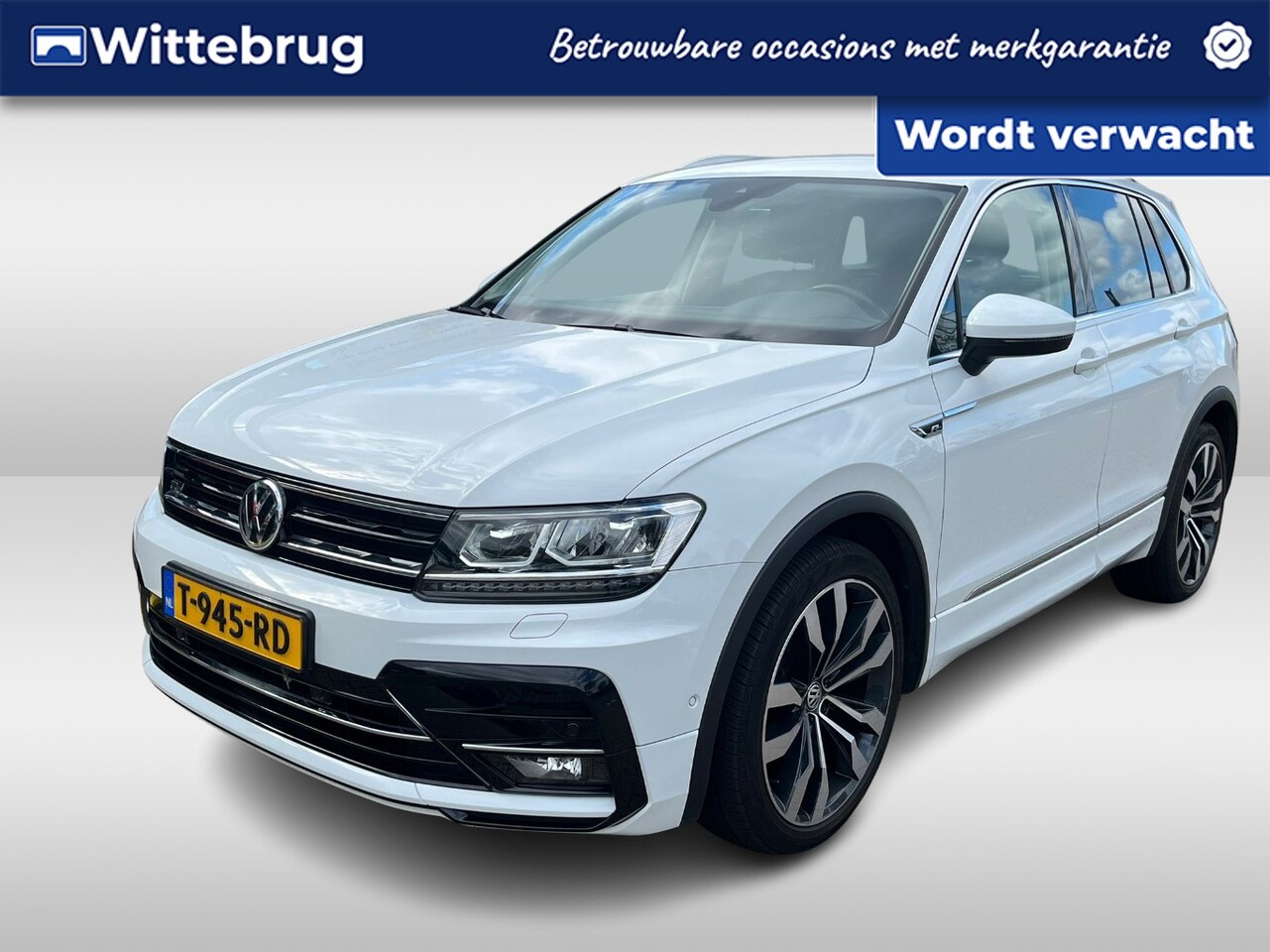 Volkswagen Tiguan - 1.5 TSI R-Line Business+ / Digitaal dashboard / Navigatie / App connect / Zwenkbare trekha - AutoWereld.nl