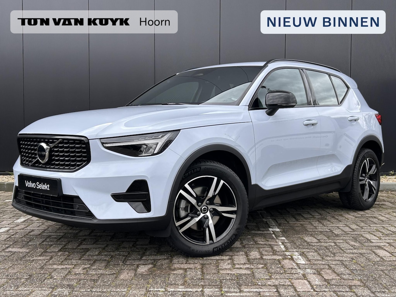 Volvo XC40 - 2.0 B4 Plus Dark Elekt. stoelverstelling / park assist V+A / Camera achter / Keyless drive - AutoWereld.nl