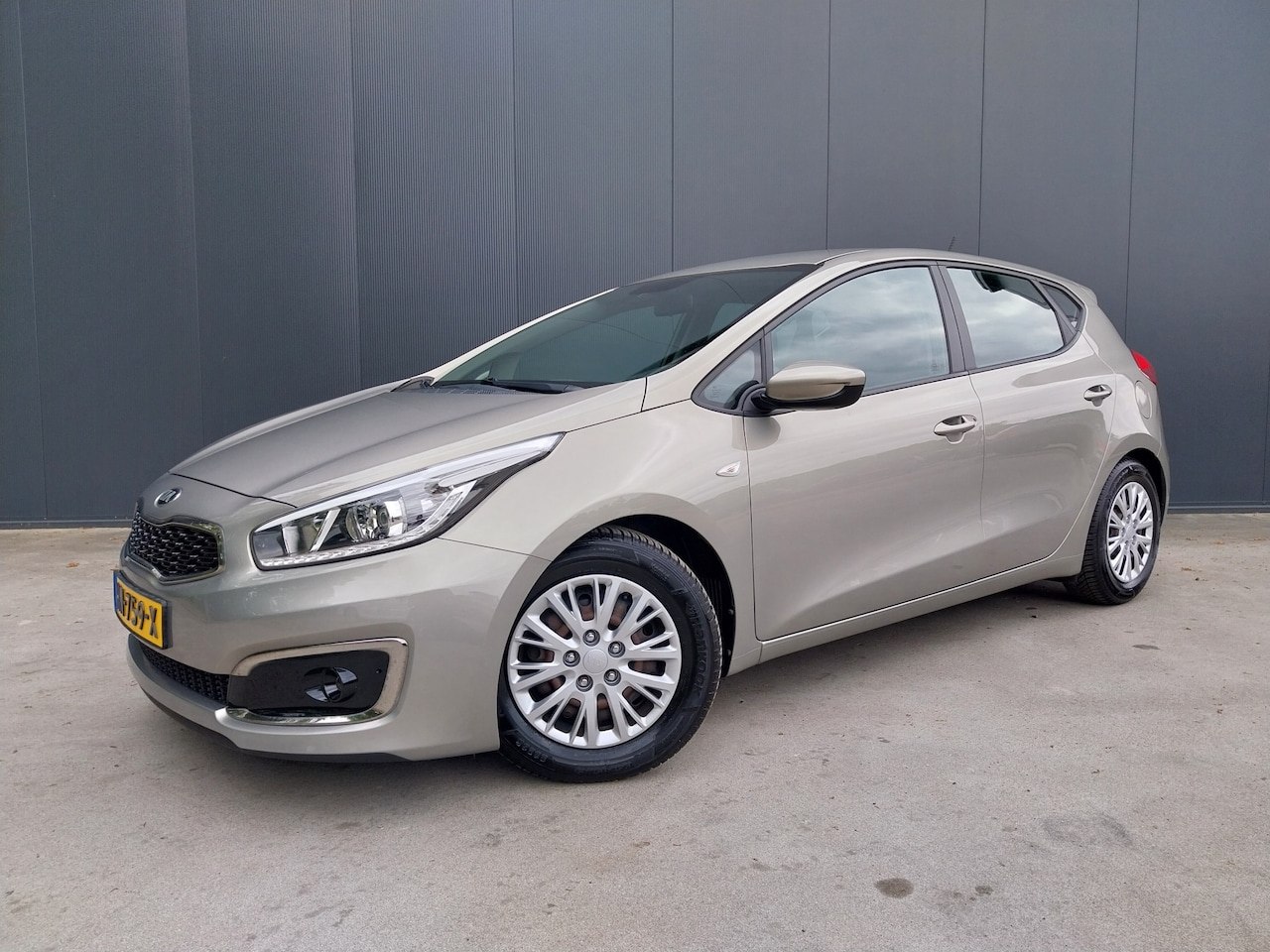 Kia Cee'd - 1.0 T-GDi Navigator NAVI CAMERA AIRCO TREKHAAK - AutoWereld.nl