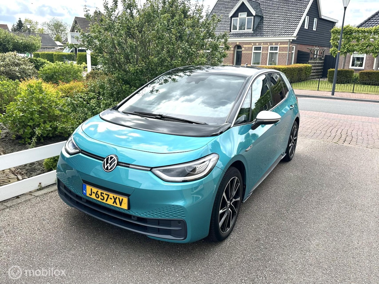 Volkswagen ID.3 - First Plus 58 kWh CARPLAY TREKHAAK STOEL/STUURVERWARMING ACHTERUITRIJ CAMERA SFEERVERLICHT - AutoWereld.nl