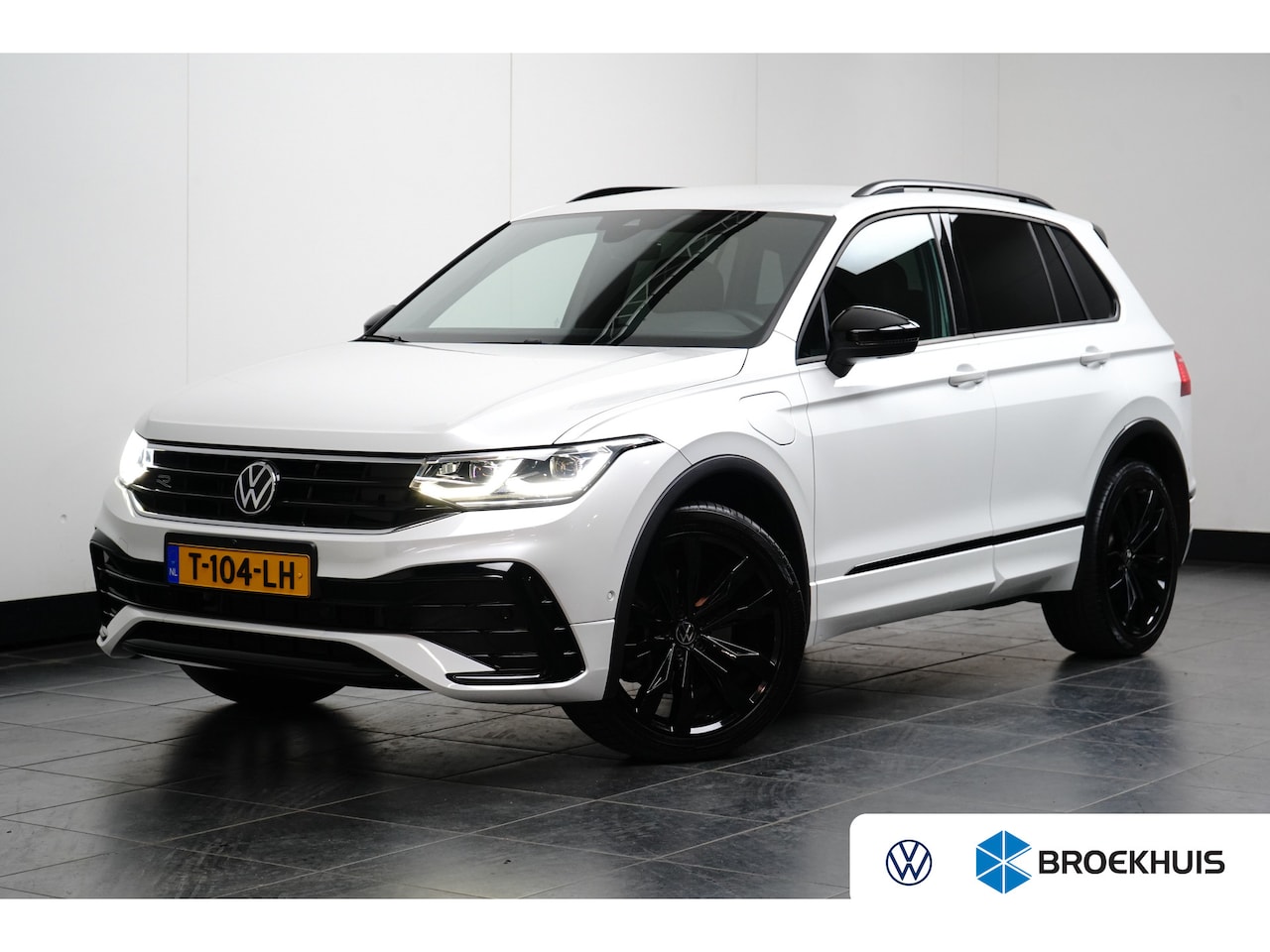 Volkswagen Tiguan - 1.4 TSI 245 pk eHybrid R-Line Business 6-DSG | Wegklapbare Trekhaak | Achteruitrijcamera | - AutoWereld.nl