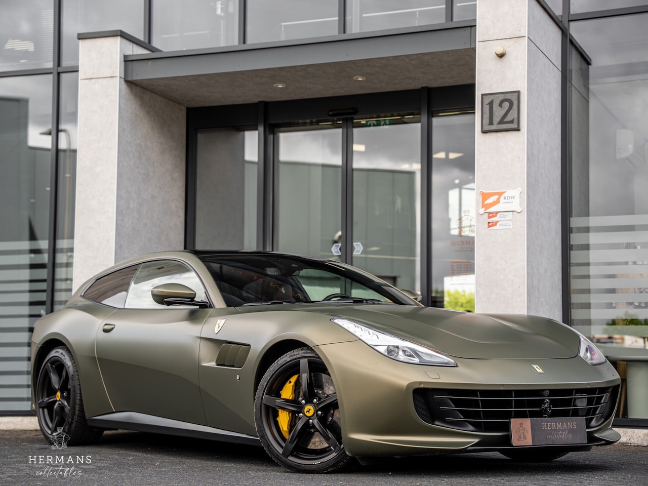 Ferrari GTC4 - T 3.9 V8 / Warranty / Passenger Display / Pano / Lift / Carbon / 360* - AutoWereld.nl