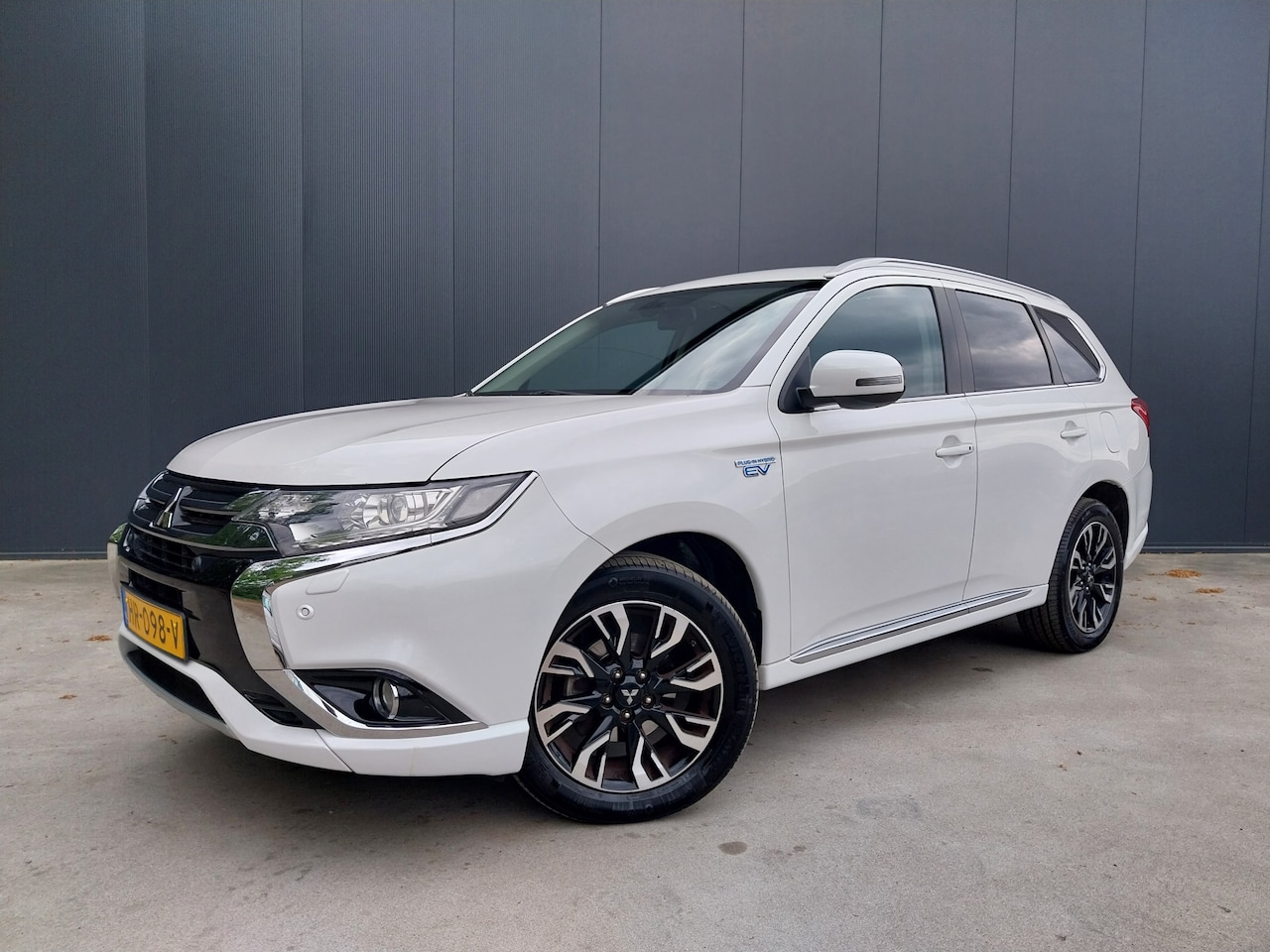 Mitsubishi Outlander - 2.0 PHEV Executive LPG CAMERA ALCANTARA LEER LED TREKHAAK ECC NAVI CRUISE - AutoWereld.nl