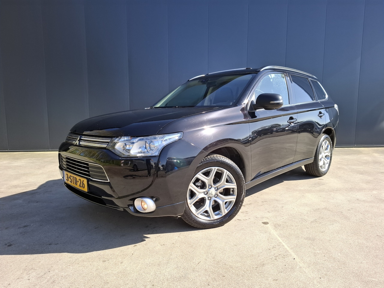 Mitsubishi Outlander - 2.0 PHEV instyle TREKHAAK CAMERA OPEN DAK CRUISE NAVI XENON ECC - AutoWereld.nl