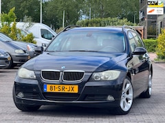 BMW 3-serie Touring - 318d High Executive | APK 23-02-2027 | Airco | Parkeersensor | Trekhaak | Sportstoelen | 1