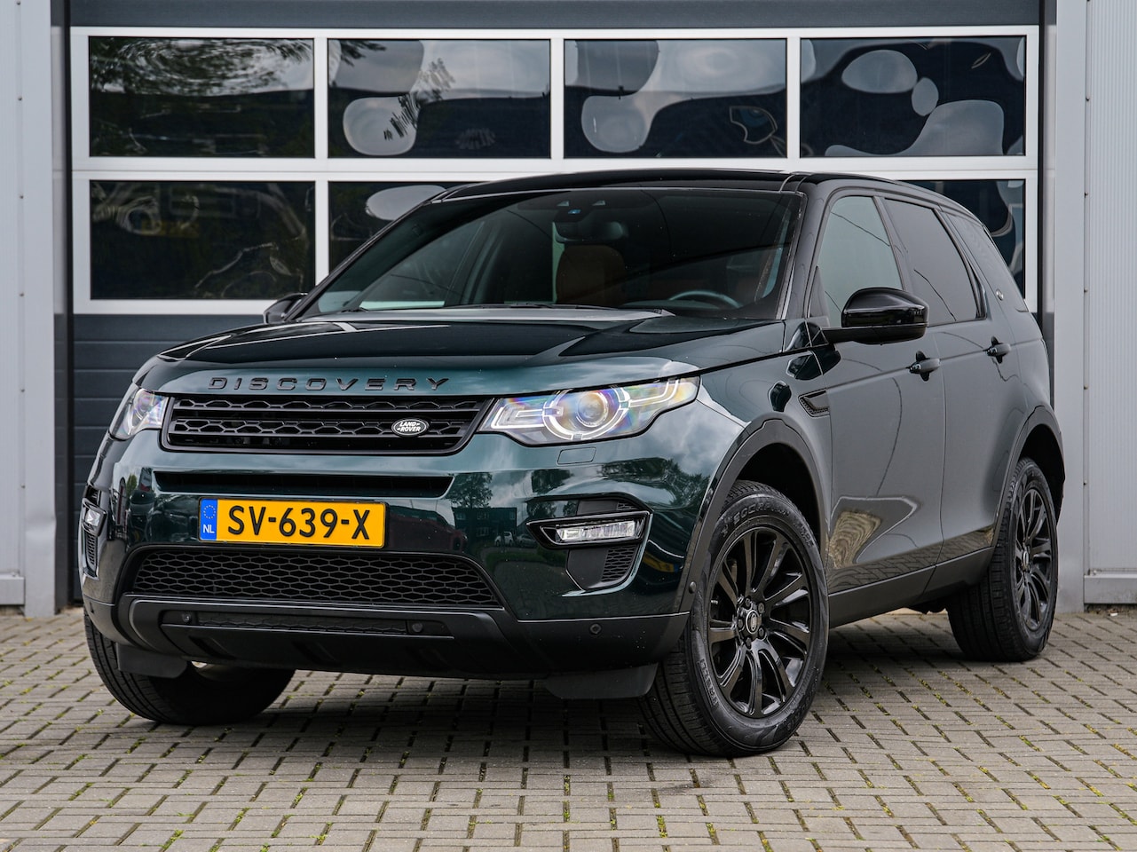 Land Rover Discovery Sport - 2.0 TD4 HSE Luxury | Panoramadak | Leder | Xenon | Camera | Stoelverwarming | PDC v+a - AutoWereld.nl