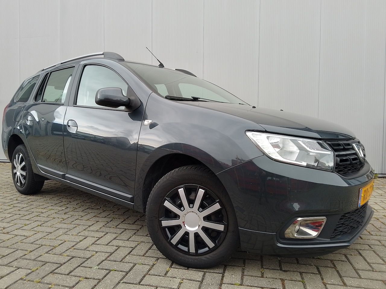Dacia Logan MCV - 0.9 TCe Laureate Navi, Camera, PDC & 100% onderhouden - AutoWereld.nl