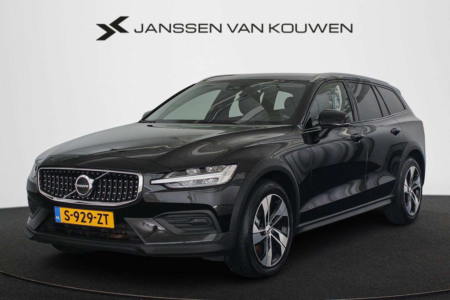 Volvo V60 Cross Country - 2.0 B5 AWD Plus Stuur/Stoelverwarming Leder Elektrische Trekhaak Apple Carplay - AutoWereld.nl
