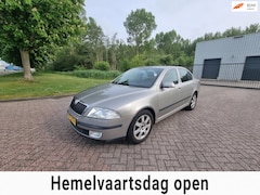Skoda Octavia - 1.6 Ambiente AIRCO PARKEERSENSOR TREKHAAK ELEKTRISCHERAMEN
