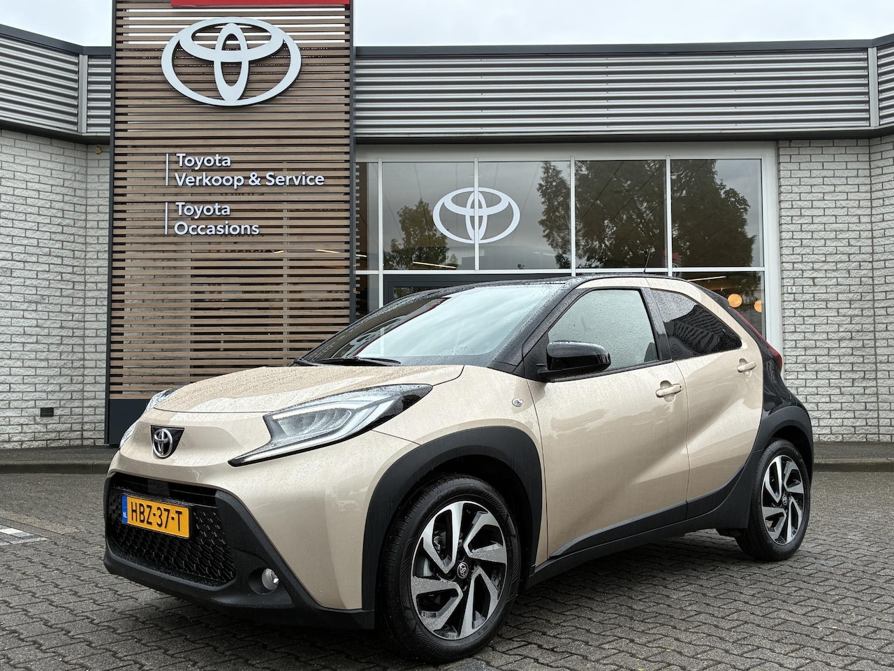 Toyota Aygo X - MT PULSE ZEER LAGE KM-STAND APPLE/ANDROID CAMERA CLIMA AD-CRUISE 17" LM-VELGEN NL- AUTO - AutoWereld.nl