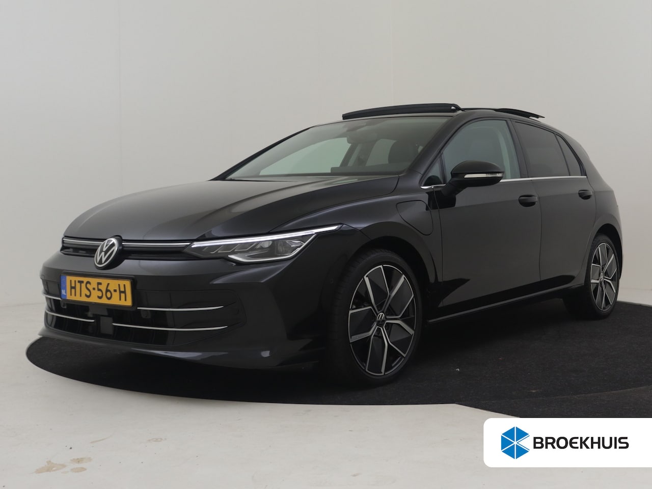Volkswagen Golf - 1.5 eHybrid Style Edition | Glazen panortama-dak | Achteruitrijcamera | Parkeer assistent - AutoWereld.nl