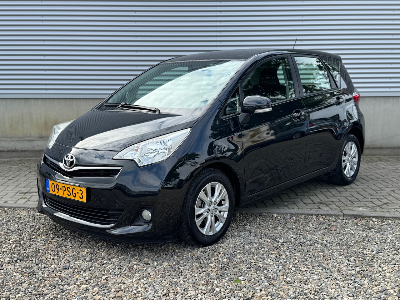 Toyota Verso S - 1.3 VVT-i Aspiration Automaat [ ecc,camera,h-leer,trekhaak,lmv ] - AutoWereld.nl