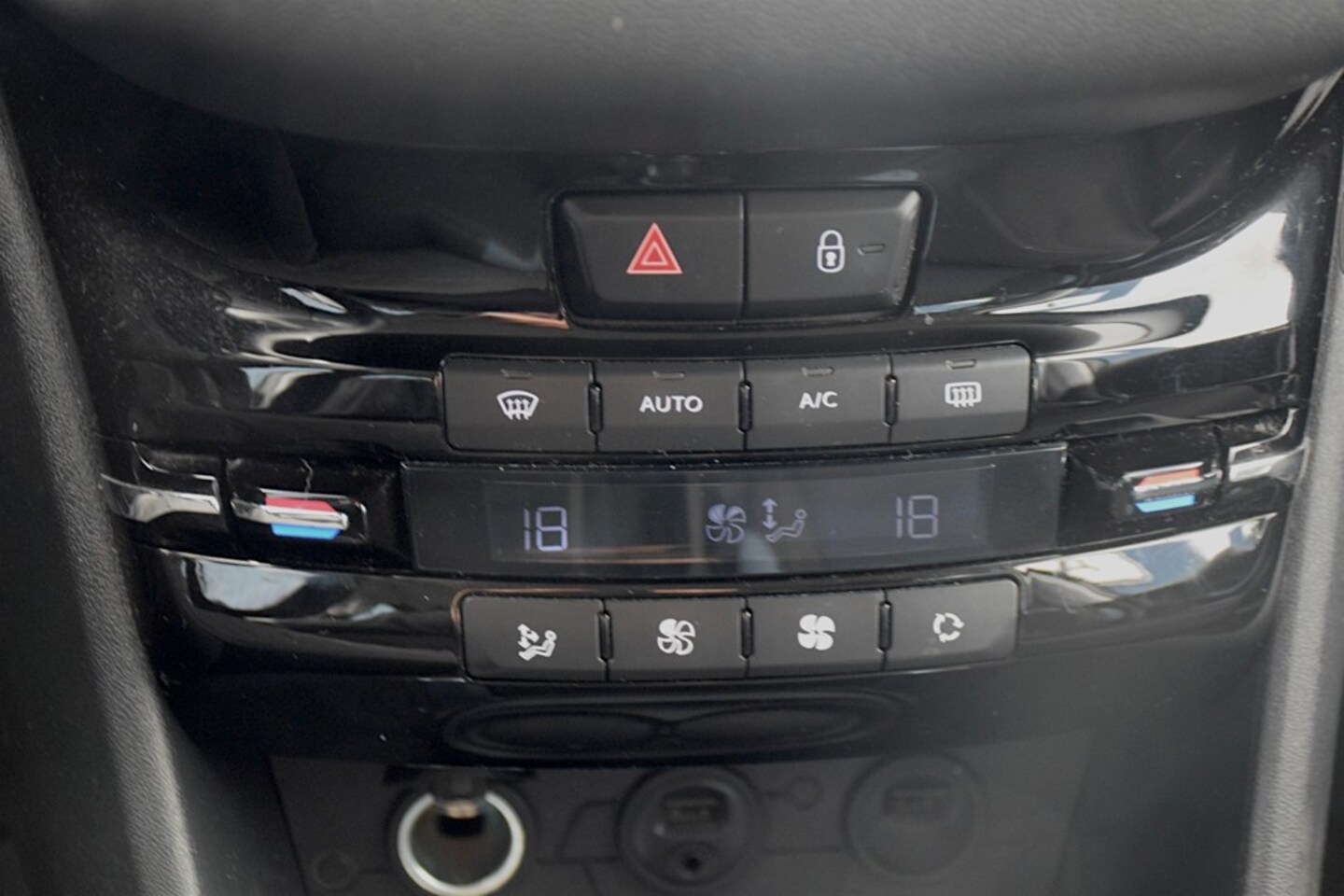 Peugeot 208 - 1.4 Vti Allure 1.4 VTi Allure, Fullmap navigatie, Climate control, Cruise control, Lichtmetalen velgen
