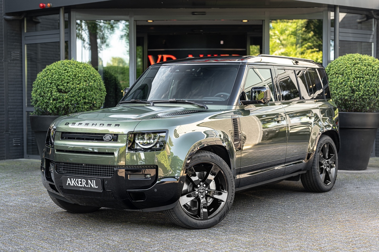Land Rover Defender 110 - LANDROVER P300e X-Dynamic SE | Facelift I Black Pack | Pano.Dak | 360° Camera | 22 Inch - AutoWereld.nl